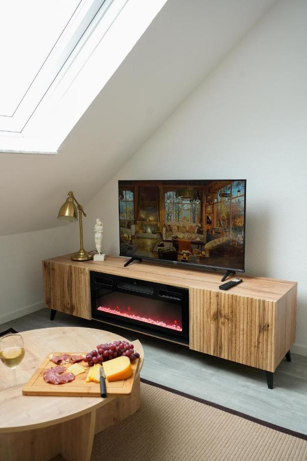Designer An Der Leineinsel In Hannover, Direkt Am Wasser In Ruhiger Laage, Messeapartment *